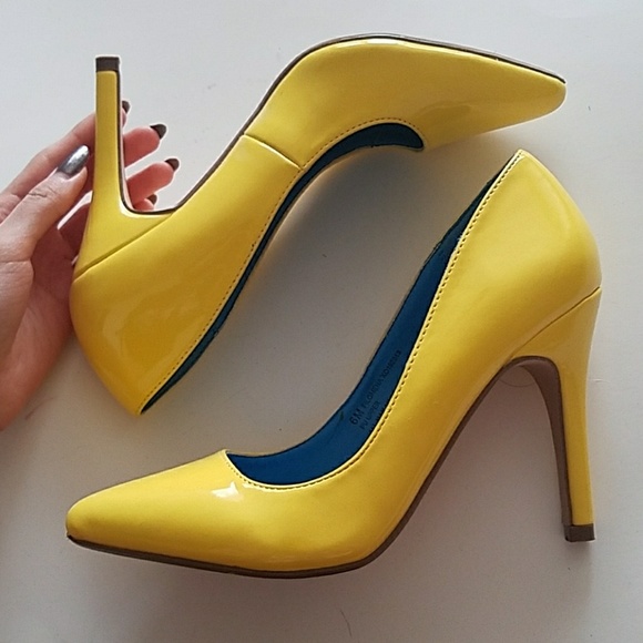 Shoes - 🆕SALE! Yellow pointy retro heels